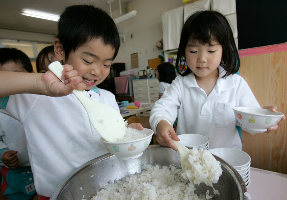 Từ năm 1970, cơm được coi là thành phần chính của bữa ăn dành cho trẻ em ở trường
