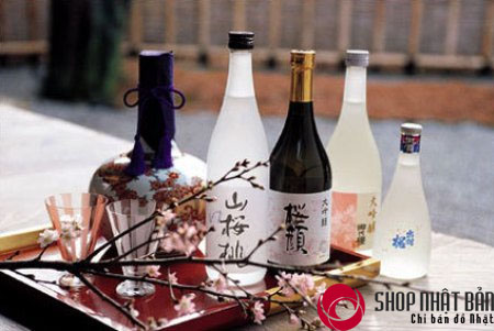 Rượu sake có nhiều cách uống, có thể uống ngay ở nhiệt độ phòng, uống nóng hay uống lạnh đều ngon.