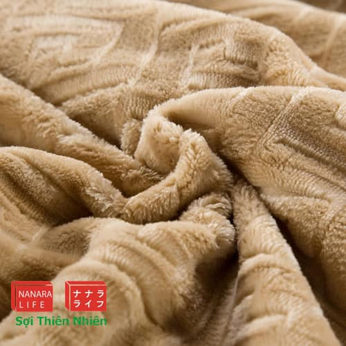 Mặt trong của chăn lông cừu Nanara là lớp lông cừu dày dặn, mượt mà, lớp lông không bị tích điện, không bị rụng kể cả khi giặt nước, giặt máy.
