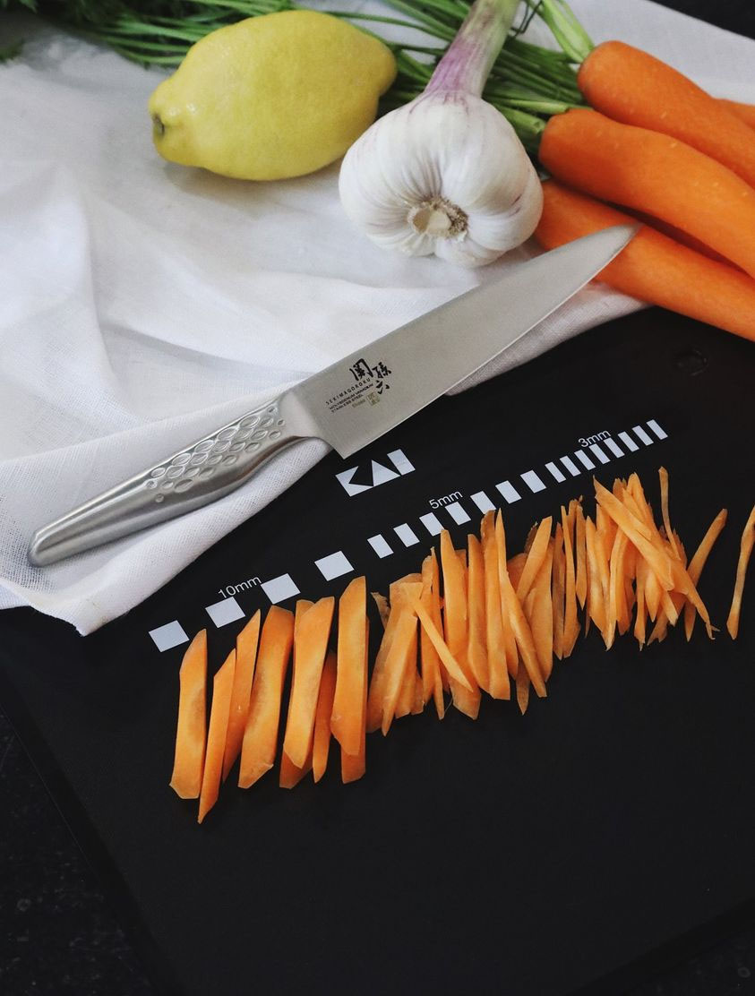 Dao Kai AB5158 chiếc dao được thiết kế mũi vát xuống, dáng hơi bầu, có thể dùng cắt thái đa năng 3 trong 1. Lưỡi dao rất sắc, tạo ra những lát cắt mượt mà, đều tay, giúp những công việc nhà bếp trở nên dễ dàng hơn và tiết kiệm thời gian hơn rất nhiều.